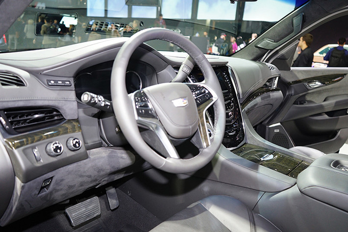 Nhằm tăng thêm trải nghiệm lái, Sport Edition còn được trang bị ghế trước sưởi và làm mát, hàng ghế thứ hai có tính năng sưởi, và có thể tăng diện tích trong xe bằng cách gập hàng ghế thứ hai và thứ ba.