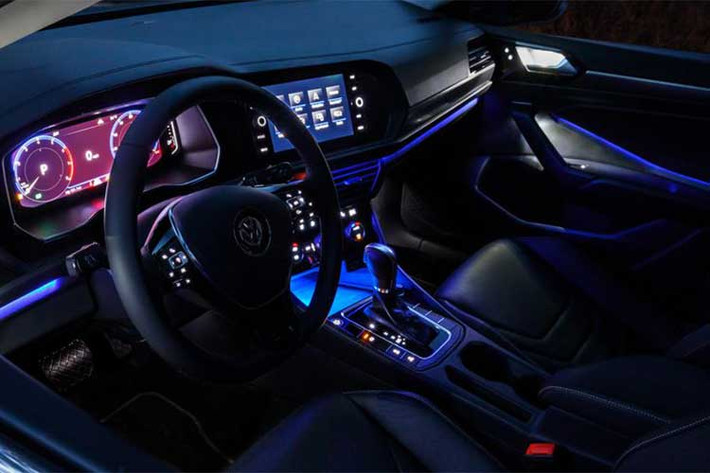 Mặc dù có vòm mui dạng coupe, tuy nhiên Volkswagen vẫn khẳng định khoảng đầu, vai và đầu gối của người ngồi trong xe đều được gia tăng so với thế hệ cũ. Tùy từng phiên bản, khách hàng sẽ có hệ thống phanh tự động khẩn cấp, cảnh báo va chạm phía trước, giữ ga tự động thông minh, theo dõi điểm mù, cảnh báo xe đang vượt phía sau, tự động giữ làn...