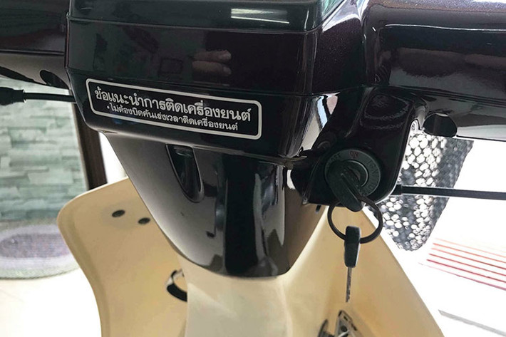 Từng chi tiết kim loại, sơn trên xe vẫn còn giữ được ánh sáng lấp lánh, không bị xỉn màu theo thời gian như những xe hoạt động nhiều. Thậm chí ở một vài nơi, dấu vành đánh giáp lai giữa các chi tiết bắt ốc cũng còn nguyên, chứng tỏ những bộ phận này chưa từng bị "đụng chạm".