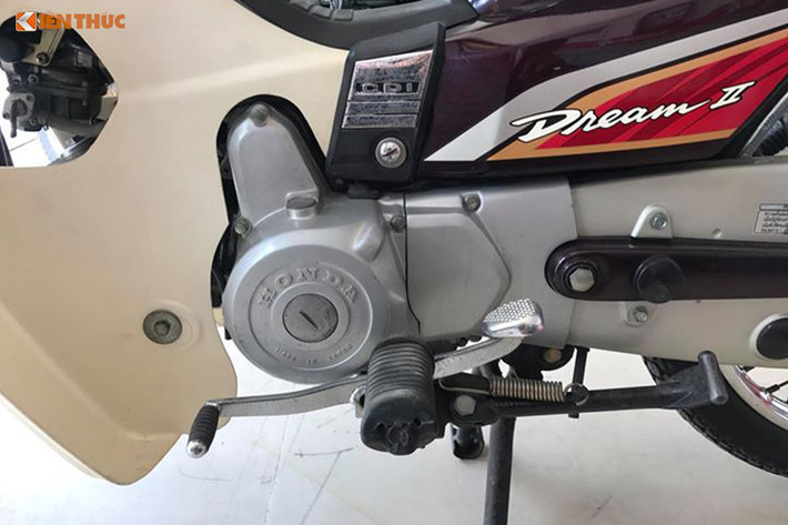 Khối động cơ 1 xi-lanh, 4 kỳ SOHC của Honda Dream có kết cấu đơn giản, dễ sửa chữa và cực kỳ bền bỉ, với dung tích thực 97 cc, đạt công suất tối đa 8 mã lực và mô-men xoắn cực đại 8,1 Nm. Xe được trang bị hộp số vòng 4 cấp. Bên dưới gầm xe, thân máy và cần khởi động của chiếc xe này cũng khá sạch sẽ và nguyên bản.