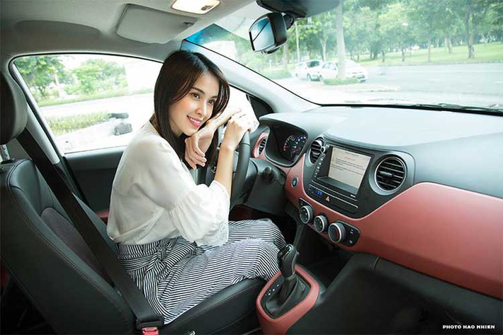 Grand i10 mới được trang bị những tính năng an toàn đầy đủ như túi khí đôi, cảm biến lùi hỗ trợ đỗ xe, hệ thống chống bó cứng phanh ABS, hệ thống phân bổ lực phanh điện tử EBD,... Đặc biệt, hệ thống khung xe với vật liệu chịu lực cao, giúp hấp thụ lực tác động trong tình huống va chạm, đảm bảo an toàn cho toàn bộ hành khách ngồi trong xe.