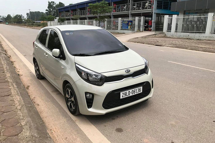 Trong lúc mẫu xe Kia Morning 2018 chính hãng chưa ra mắt thế hệ hoàn toàn mới tại Việt Nam thì các mẫu xe nhập khẩu tư nhân đã rục rịch có mặt tại các cửa hàng kinh doanh xe nhập khẩu ở Hà Nội. Trước đó Morning thế hệ mới đã xuất hiện ở Việt Nam dưới dạng xe bán tải van, lần này là một mẫu xe du lịch 5 chỗ với động cơ tăng áp T-GDI ấn tượng.