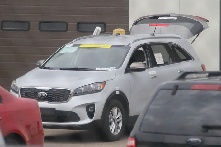 Về ngoại hình, bản máy xăng và dầu của mẫu xe Kia Sorento 2019 mới giống nhau như đúc, chi tiết duy nhất có thể phân biệt trên hai phiên bản này chính là hệ thống xả. Thay vì sử dụng ống xả hình bầu dục dạng đơn cỡ lớn như bản xăng, bản dầu ứng dụng thiết kế dạng đôi.