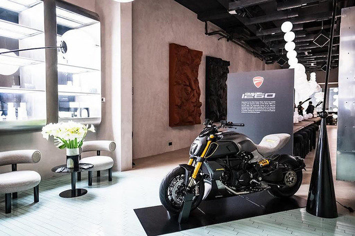 Với kiểu dáng mới và đẹp mắt hơn, Ducati Diavel thế hệ mới đã gây được ấn tượng mạnh đối với giới mộ điệu. Chính vì vậy nhân dịp kết thúc tuần lễ thời trang Milan cách đây vài ngày, hãng đã bất ngờ công bố một phiên bản "hàng thửa" của chiếc xe là Ducati Diavel 1260S Materico.