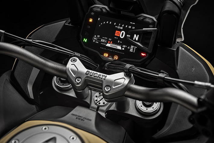 Trên Multistrada 1260 phiên bản mới, toàn bộ thông tin cần thiết đều được hiển thị rõ ràng qua màn hình LCD của bảng đồng hồ. Đáng chú ý là việc màn hình màu TFT 5 inch mới với độ phân giải cao hơn, cho phép người lái đọc thông số dưới trời nắng dễ dàng và giao diện đơn giản hóa.
