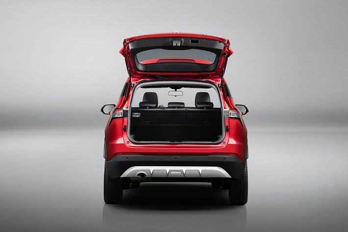 Theo Baojun, hộp số mới của mẫu SUV nhỏ nhất thương hiệu có ba chế độ: Standard (Tiêu chuẩn), Economy (Kinh tế) và Sport (Thể thao). Nhờ vào việc tỷ lệ biến thiên liên tục, sự tăng tốc và giảm tốc của động cơ được cho là trơn tru và thoải mái hơn. Hơn nữa, CVT cũng tiết kiệm nhiên liệu hơn đáng kể.