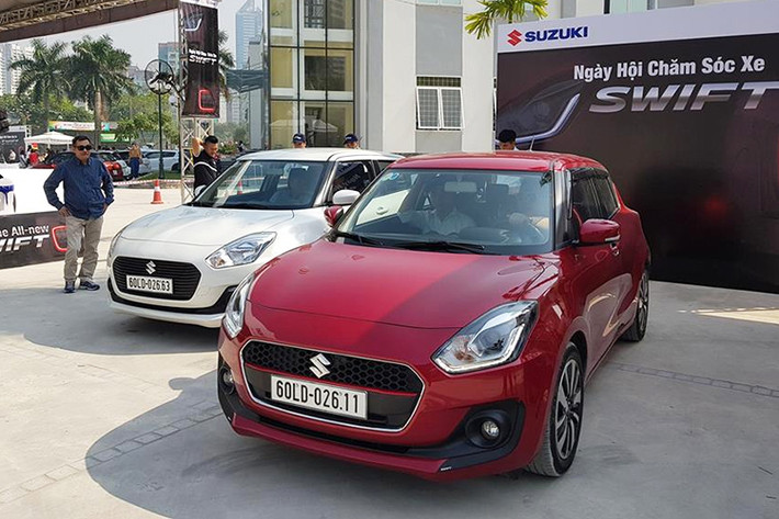 Tại một số đại lý chính hãng, mẫu xe Suzuki Swift mới phiên bản GL hiện đang được giảm giá chỉ còn 449 triệu đồng, tặng kèm thêm một số quà tặng cơ bản. Mức giá này khiến cho Suzuki Swift rẻ hơn cả mẫu xe Honda Brio RS vừa ra mắt, dù Swift có kích thước và trang bị nhỉnh hơn.