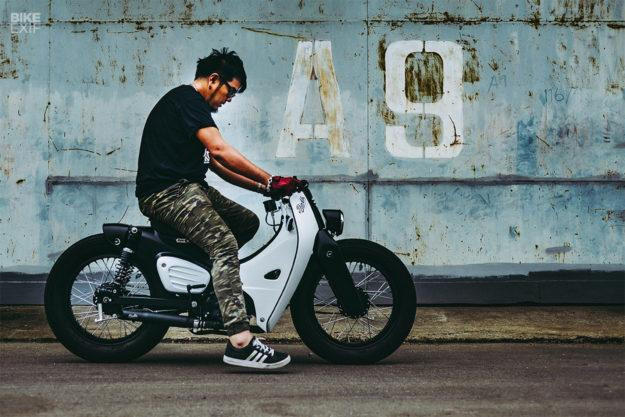 Đúng như mong đợi từ K-Speed, trên xe có rất nhiều chi tiết nhỏ được chăm chút kĩ lưỡng, chẳng hạn như nắp van hình lựu đán ở trên cặp vành và cặp để đân được làm bằng CNC. Màu sơn đen trắng của xe tỏ ra vô cùng hợp lý với động cơ và cặp vành cũng được sơn đen, giúp xe trông chìm hơn.