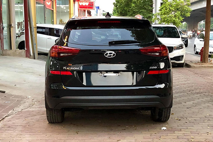 So với đầu xe, phần đuôi xe có ít sự thay đổi hơn. Hãng xe ôtô Hyundai chỉ cải tiến thiết kế của cụm đèn hậu cho mượt mà hơn. Hai bên sườn xe không thay đổi, vẫn là ốp dè màu đen chạy quanh. Tuy nhiên Tucson 2019 sử dụng la-zăng thiết kế mới, nhưng kích thước vẫn giữ nguyên.