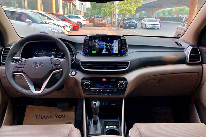 Ngoài thiết kế ngoại thất cải tiến, Hyundai Tucson 2019 còn được bổ sung nội thất mới mẻ với màn hình của hệ thống thông tin giải trí nằm độc lập trên mặt táp-lô thay vì tích hợp vào cụm điều khiển trung tâm. Cửa gió điều hòa bên dưới màn hình thông tin giải trí 7 inch tương thích Apple CarPlay và Android Auto tiêu chuẩn.