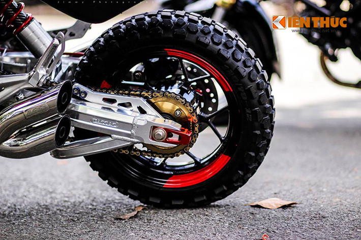 Xe được nâng thụt sau và làm mới, đi kèm với đó là pô kép 4 nòng hai bên full system. Bộ gắp sau cũng được chủ nhân độ lại với gắp thương hiệu được nhập về từ Thái Lan.