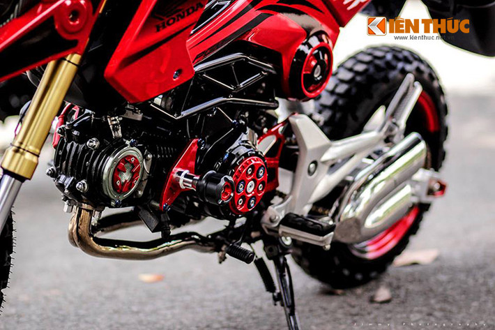 Xe trang bị chống đổ lốc máy, ốp lốc nồi của Mutaru cùng nhiều phụ kiện đi kèm. Máy xe nguyên bản 125cc cũng được đôn lên mạnh mẽ hơn, phù hợp cho những chuyến phượt đa địa hình.