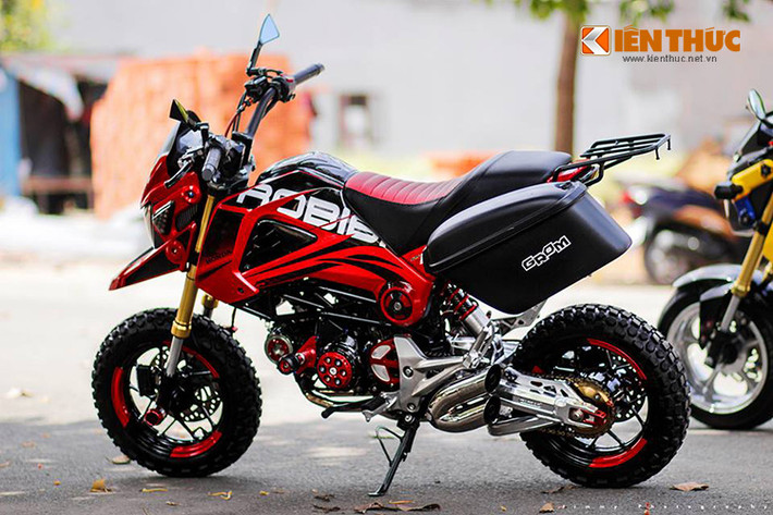 Yên xe cũng là loại yên mềm mới mang hai màu đỏ và đen. Xe còn được trang bị thêm một tay xách phía sau để chở đồ.