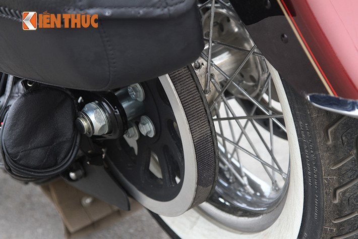 Là một chiếc xe trong dòng Softail, hệ thống treo sau của xe rất đặc biệt mà ta chỉ có thể tìm thấy ở Harley-Davidson. Hệ thống treo của xe dùng bộ khung cứng với 2 bộ giảm chấn đặt ngang để tạo cho chiếc xe vẻ cổ điển và tạo độ êm ái khi vận hành.
