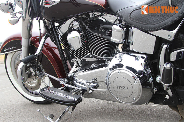 Sở hữu khối động cơ Twin Cam 103™ (1690cc) mạnh mẽ làm mát bằng không khí, hộp số 6 cấp Six-Speed Cruise Drive cung cấp công suất lớn cho quá trình di chuyển. Đây chắc chắn không phải là một cỗ máy “cổ điển” như vẻ bề ngoài của nó.