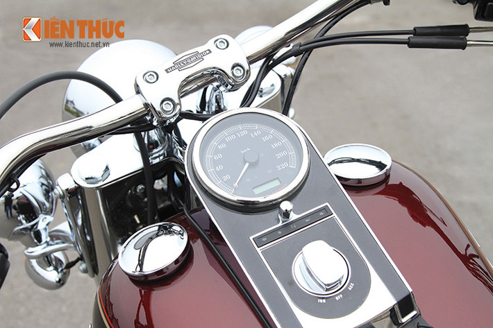 Softail Deluxe được trang bị ghi đông bản rộng, đặt thấp, kết hợp với tư thế ngồi thấp cho cảm giác ngồi bề thế, tăng tính ổn định khi cầm lái.