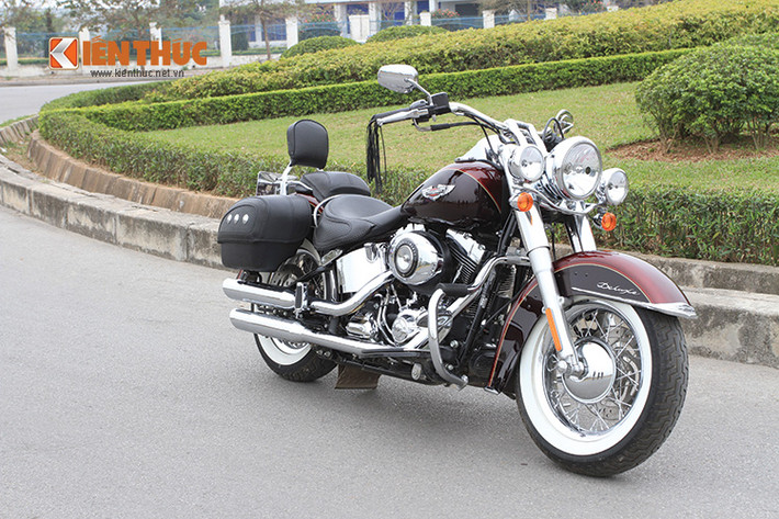 Softail Deluxe được cung cấp chính hãng từ Harley-Davidson Saigon. Tại Việt Nam nó có mức giá khoảng hơn 900 triệu đồng sau thuế. Chiếc xe Softail 2014 Deluxe trong bài viết này còn được chủ sở hữu độ thêm một số phụ kiện đi kèm từ chính hãng như túi cốp, chống đổ, nẹp để chân, bọc yên, tay cầm, dựa lưng ngồi sau…