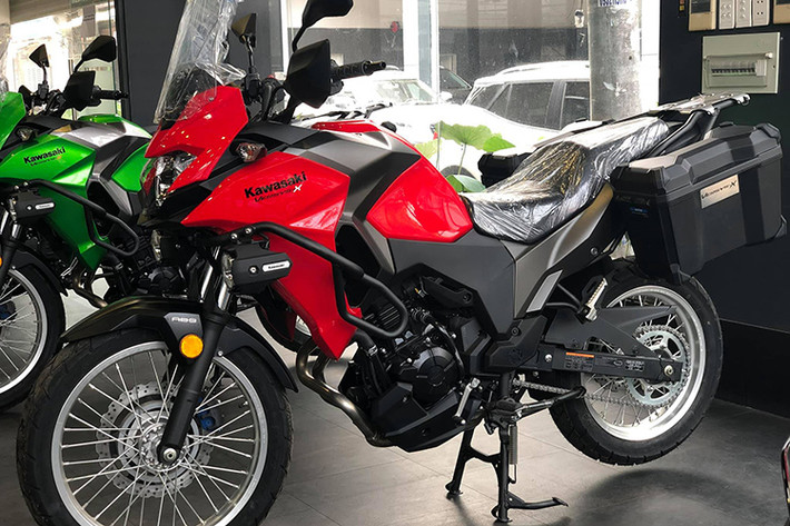 Tại thị trường Việt Nam, giá xe Kawasaki Versys X300 khi mới ra mắt được bán ra ở mức 169 triệu đồng cho phiên bản X300 Touring Full Option. Tuy nhiên trong tháng 5/2019 này, nó đã được Kawasaki tại Việt Nam "đại hạ giá" tới 41 triệu và chỉ còn 128 triệu đồng.