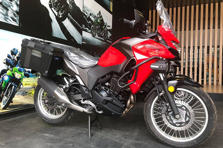 Phiên bản của mẫu xe đường trường tầm trung Kawasaki Versys X300 mới được đem về Việt Nam vào hồi đầu năm 2018. Đây là mẫu xe thứ 3 của Kawasaki trong tầm 300 cc, sau mẫu sportbike Ninja 300 và naked-bike Z300 và nhận được sự đón nhận khá tốt từ những tay lái mới.