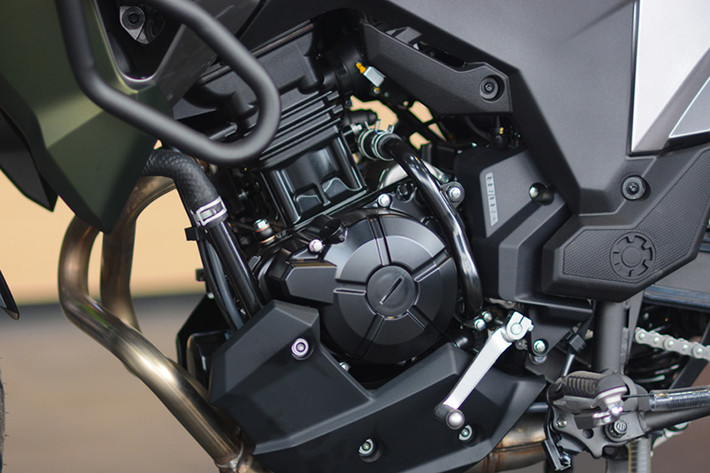 Tại Việt Nam, Kawasaki Versys được bán với 2 phiên bản là Urban (đô thị) và Adventure (địa hình). Trong đó, bản Urban sẽ có chân chống đứng, bảo vệ tay lái và thùng chứa đồ dung tích 30 lít. Phiên bản "full option" Adventure sẽ có thêm bộ khung bảo vệ động cơ, đèn LED chiếu sáng tăng cường, hai thùng chứa đồ ở hai hông với dung tích mỗi thùng 17 lít.