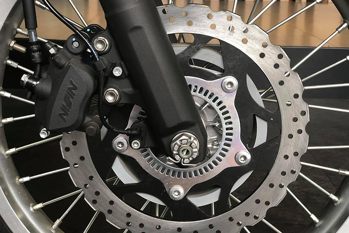 Là một mẫu xe được thiết kế để sử dụng trên nhiều địa hình, phuộc trước của Versys-X300 có khoảng hành trình lớn cùng đường kính 41 mm. Hệ thống phanh với heo Nissin 2 piston được thừa hưởng từ Z300 hay Ninja 300, trong khi bánh trước của xe hoàn toàn khác biệt với vành nan 19 inch và lốp 100/90/19.