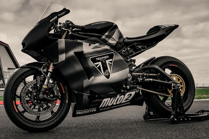Theo hãng xe môtô Anh Quốc, sẽ chỉ có 765 chiếc Triumph Daytona Moto2 765 Limited Edition mới được sản xuất và mỗi chiếc đều được khắc la-ze số thứ tự vào kẹp ba ga của xe.