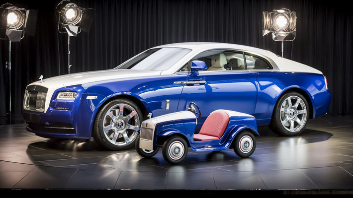 Mẫu xe trẻ em SRH bên cạnh chiếc Rolls-Royce Wraith. Các vật liệu trên SRH như ghế da, thân xe đều sử dụng vật liệu tương tự người đàn anh to lớn hơn