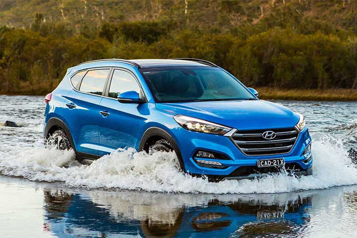 Hyundai Tucson là chiếc SUV nhỏ tốt, phiên bản cơ sở SE sử dụng động cơ bốn xy-lanh, công suất 164 mã lực, kết hợp cùng hộp số tự động 6 cấp. Mức tiêu hao nhiên liệu trung bình 10,9 lít/100 km. Phiên bản cao cấp hơn dùng động cơ turbo 1.6 lít cho cảm giác lái khá nhanh nhẹn, vị trí ngồi thoải mái, tính năng an toàn tiên tiến và độ cách âm khá tốt.