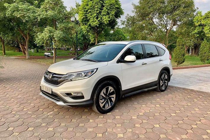 Được chào bán tại Hà Nội với mức giá hơn 1,1 tỷ đồng, chiếc xe Honda CR-V cũ này được xem là đắt hơn một chiếc xe CR-V đời mới 7 chỗ ngồi hiện nay. Cụ thể giá xe CR-V 2018 tại Việt Nam đang được bán ra chính hãng gồm 3 phiên bản là 1.5E, 1.5 G và 1.5 L có mức giá công bố lần lượt là 963 triệu, 1,013 tỷ và 1,083 tỷ đồng.