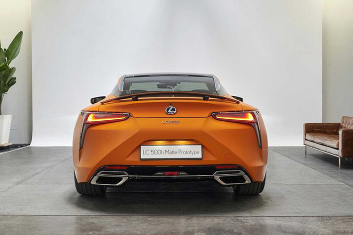 Không chỉ mang phong cách thiết kế mới nhất của thương hiệu xe sang Lexus, mẫu Lexus LC500h phiên bản mới này còn sở hữu nhiều đặc điểm gợi nhớ về dòng siêu xe LFA trước đây. Tuy nhiên không giống như LFA, LC là một mẫu xe coupe GT sang trọng thay vì hướng tới tốc độ.