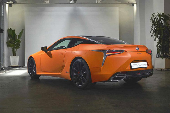 Mặc khác, theo một vài nguồn tin, rất có thể dòng sản phẩm coupe cao cấp của Lexus sẽ có một bất ngờ gì đó trong năm nay, chẳng hạn như một biến thể Lexus LC F mạnh mẽ hoặc mui trần đầy quyến rũ.