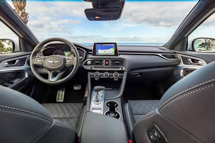 Bên trong, Genesis G70 2019 được trang bị màn hình cảm 8 inch, hỗ trợ MirrorLink, Apple CarPlay và Android Auto. Bản cao cấp nhất có hệ thống âm thanh vòm Lexicon 15 loa, nhiều chi tiết làm từ nhôm, thành cửa bọc da Quilt, vô-lăng 3 chấu bọc da tích hợp nhiều phím chức năng, nút chuyển giữa 5 chế độ lái độc đáo...