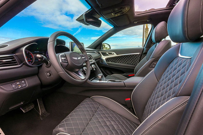 Cả 2 động cơ được trang bị trên Genesis G70 2019 đều có thể kết hợp với hộp số tự động 8 cấp và lẫy chuyển số sau vô-lăng. Riêng bản máy 2.0L tăng áp dẫn động cầu sau còn có lựa chọn hộp số sàn 6 cấp.