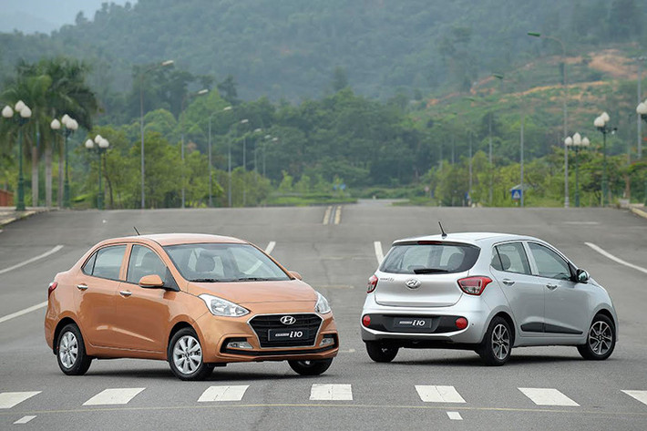 Hyundai Grand i10 là mẫu xe bán chạy nhất thị trường Việt Nam với doanh số trung bình 2.000 xe/tháng. Đặc biệt, ở phiên bản nâng cấp, nhờ chuyển sang hình thức lắp ráp trong nước nên giá bán của Grand i10 khá hấp dẫn, chỉ từ 315-415 triệu đồng dành cho 9 phiên bản khác nhau.
