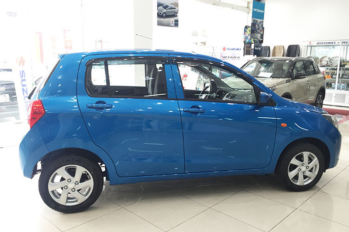 Mới đây, bản số sàn Suzuki Celerio mới có giá niêm yết chính thức là 329 triệu đồng. Phiên bản số tự động hiện vẫn giữ giá 359 triệu đồng, không hề giảm khi thuế nhập khẩu trong năm nay còn 0%. Xe được đưa về nguyên chiếc từ Thái Lan và đang nằm tại cảng chờ thông quan.