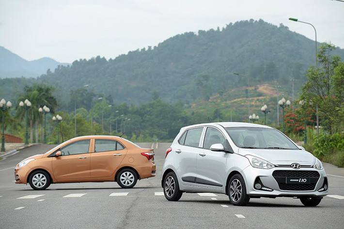 Grand i10 mới được trang bị những tính năng an toàn đầy đủ như túi khí đôi, cảm biến lùi hỗ trợ đỗ xe, hệ thống chống bó cứng phanh ABS, hệ thống phân bổ lực phanh điện tử EBD,... Đặc biệt, hệ thống khung xe với vật liệu chịu lực cao, giúp hấp thụ lực tác động trong tình huống va chạm, đảm bảo an toàn cho người dùng.
