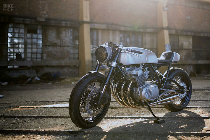 Mirko Messner là một kỹ sư phát triển ứng dụng di động. Công việc độ lại Honda CB750 chỉ được thực hiện sau giờ làm việc. Chính vì vậy bản độ này mất 3 năm mới hoàn thành và cũng là sản phẩm đầu tay của Mirko Messner. Với thời gian và dụng cụ hạn chế, Mirko cho biết anh đã thuê gia công CNC, in ấn 3D và chế tạo cho hơn 20 chi tiết phức tạp.