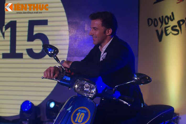 Alessandro Del Piero cũng chia sẻ anh đã là một fan hâm mộ Vespa từ lâu nhưng mới có dịp trở thành đại sứ thương hiệu vài tháng gần đây.