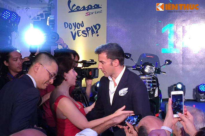 Alessandro Del Piero đã có buổi giao lưu trực tiếp cùng các nhà báo, các fans của Vespa và đặc biệt là những người hâm mộ CLB Juventus cũng như đội tuyển quốc gia Ý.