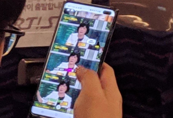 Một thành viên trên diễn đàn Reddit vừa đăng tải hình ảnh về Galaxy S10+ xuất hiện ngoài đời thật dù chưa được ra mắt. Máy có màn hình lớn, tràn viền. Điểm nổi bật của model này đến từ màn hình “nốt ruồi”, có thể chứa camera selfie kép. Ảnh: Hisstick27.
