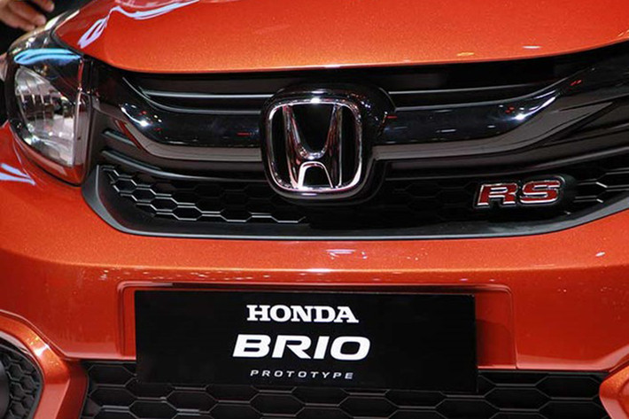 Bên ngoài, Honda Brio 2018 mới còn được thay đổi mạnh trong thiết kế ngoại thất. Xe sở hữu diện mạo tương tự mẫu xe concept Small RS đã từng ra mắt trong triển lãm IIMS 2018 diễn ra vào tháng 4 năm nay cũng tại Indonesia. Thiết kế mới này giúp Brio 2018 có diện mạo tương đồng với những sản phẩm toàn cầu khác trong gia đình Honda hiện tại.