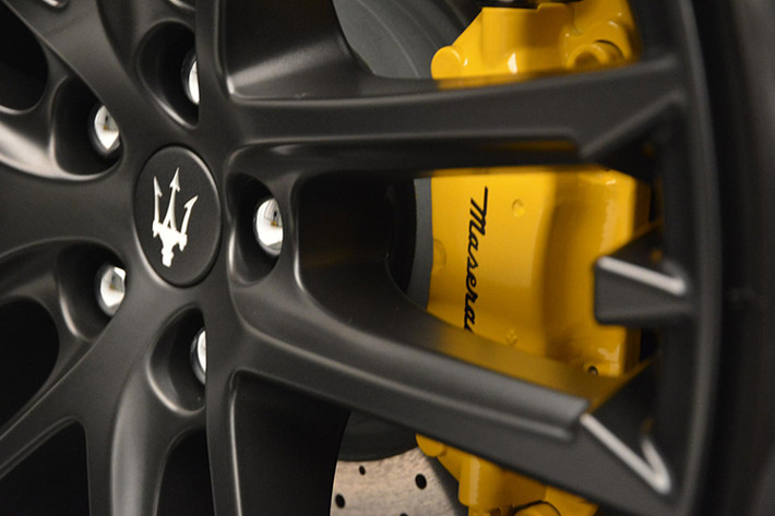 Maserati GranTurismo MC Sportline được trang bị bộ lốp PZero Corsa 20 inch để đi cùng bộ vành hợp kim mới. Hệ thống phanh với kẹp màu vàng trùng tông màu ngoại thấ mang thuong hiệu Maserati, đĩa phanh carbon ceramic có trọng lượng nhẹ hơn 60% so với đĩa bằng thép truyền thống.
