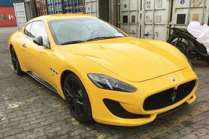 Mẫu xe thể thao tiền tỷ Maserati GranTurismo MC Sportline mới vừa chính thức cập cảng Sài Gòn theo diện chính hãng. Đây là chiếc xe Maserati GranTurismo MC Sportline đầu tiên xuất hiện tại Việt Nam theo diện chính hãng, sau khoảng 3 chiếc Maserati Granturismo MC Stradale được đưa về nước trước đó.