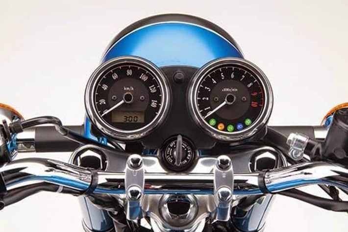 Vẻ cổ điển trên mẫu xe môtô Kawasaki Estrella 250 không chỉ thể hiện ở kiểu dáng mà còn thể hiện với cụm đèn công-tơ-mét tròn đơn giản. Cụm điều khiển bên trái với còi, đèn pha, xi nhan và đèn báo ưu tiên. Cụm điều khiển bên trái với hệ thống đề, công tắc khởi động.