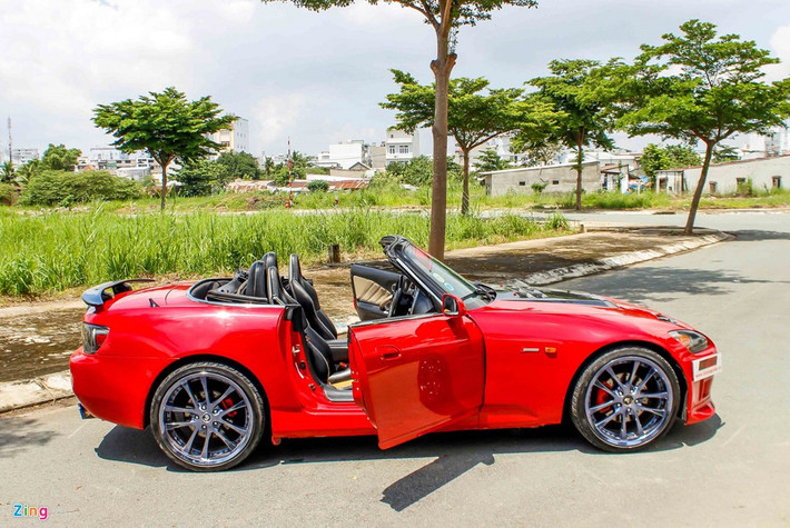 S2000 thế hệ thứ hai được giới thiệu vào năm 2004, động cơ đặt giữa, truyền động cầu sau, cung cấp sức mạnh bởi động cơ dung tích 1.997 cc, bốn xi-lanh thẳng hàng DOHC. Công suất cực đại trên xe nguyên bản từ 237 mã lực, mô-men xoắn 220 Nm.