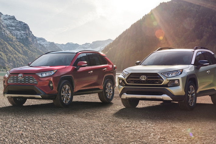 Toyota đã chính thức bán ra mẫu crossover Rav4 hoàn toàn mới với thiết kế thay đổi táo bạo. Trên phiên bản Toyota Rav4 2019 mới này, nó đã được hãng xe Nhật Bản thay đổi toàn diện đến mức nhiều người không còn nhận ra hình dáng quen thuộc của chiếc Rav4 đình đám ngày nào.