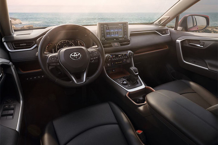 Nội thất của Rav4 mới cũng mang phong cách hiện đại hơn. Ngoài các chi tiết được bọc da, nó còn có cụm màn hình tách biệt ra khỏi mặt táp lô với màn hình cảm ứng tiêu chuẩn 7 inch, tuỳ chọn 8 inh. Hệ thống đa phương tiện với công nghệ Entune 3.0 mới tích hợp Apple CarPlay cùng truy cập rảnh tay Amazone Alexa, kết nối Wifi và âm thanh JBL...