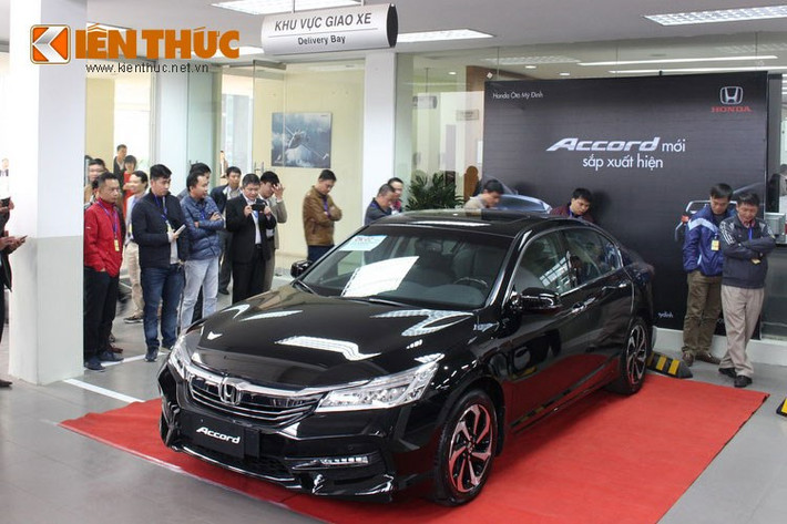 Honda Accord phiên bản 2016 sở hữu khối động cơ xăng 2,4 lít công nghệ Earth Dreams, công suất cực đại 173 mã lực tại 6.200 vòng/phút, mô men xoắn cực đại 225 Nm tại 4.000 vòng/phút, mức tiêu hao nhiên liệu kết hợp theo thử nghiệm của nhà sản xuất là 8,1 lít/100 km.