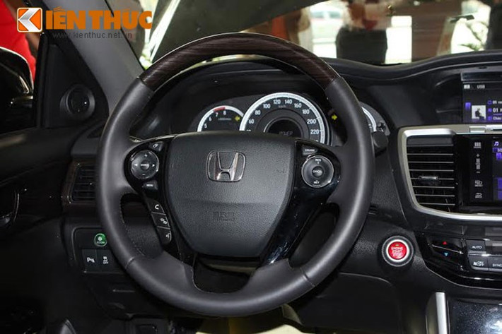 Hệ thống thông tin giải trí của Accord bao gồm 2 màn hình, trong đó một màn hình bên dưới cảm ứng có kích thước 7 inch có vai trò điều khiển và màn hình trên 7,7 inch để hiển thị thông tin. Vô lăng được trang bị các nút bấm tiện ích...