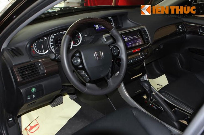 Bên trong nội thất, Honda đã bổ sung thêm một số tùy chọn ốp nội thất gồm gỗ, các chi tiết màu đen piano và sơn bạc. Các lựa chọn màu nội thất gồm đen, xám và kem. Cách bố trí các chi tiết trên phiên bản Accord 2016 không có sự khác biệt nhiều so với phiên bản cũ.